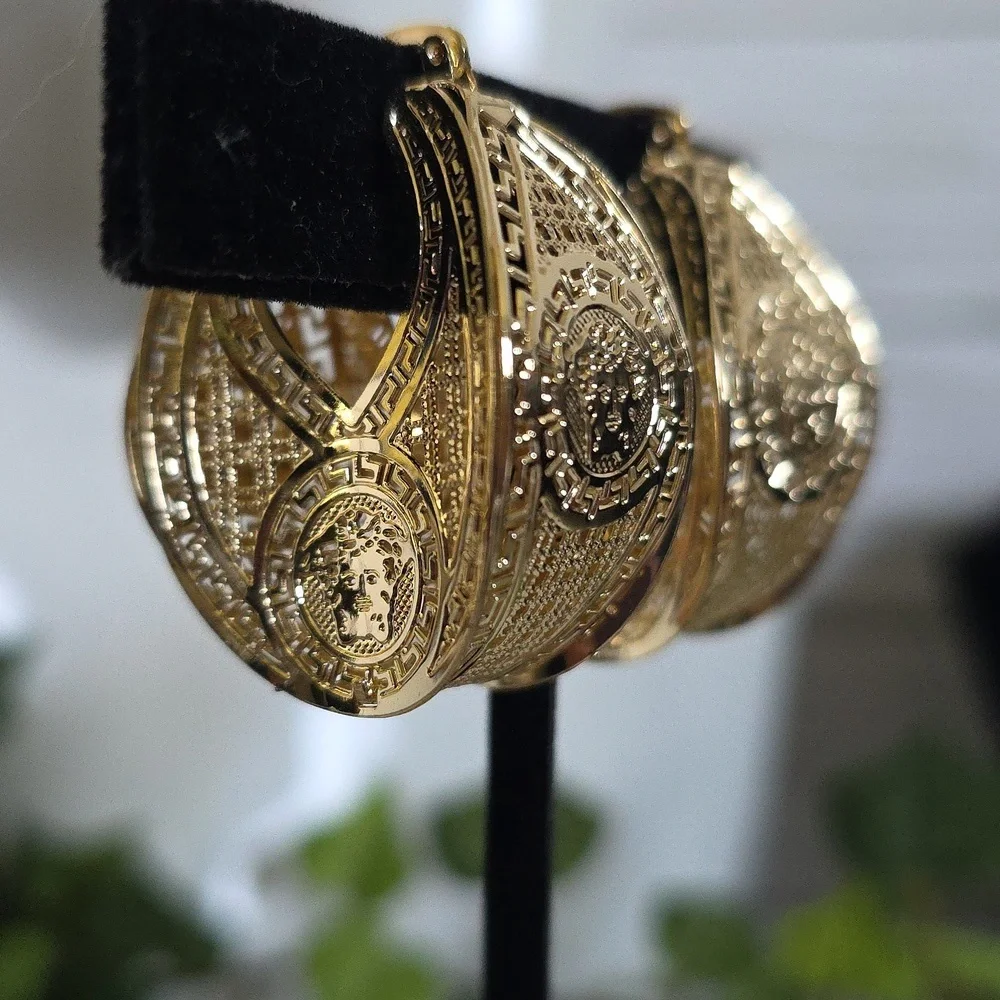 N/A elegant gold